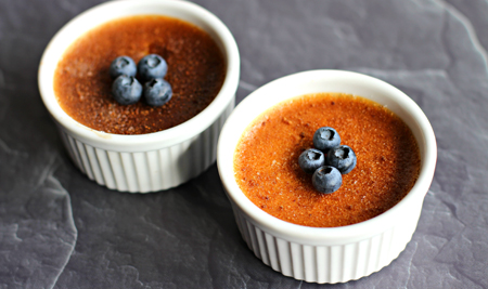 Crème brûlée with blueberries